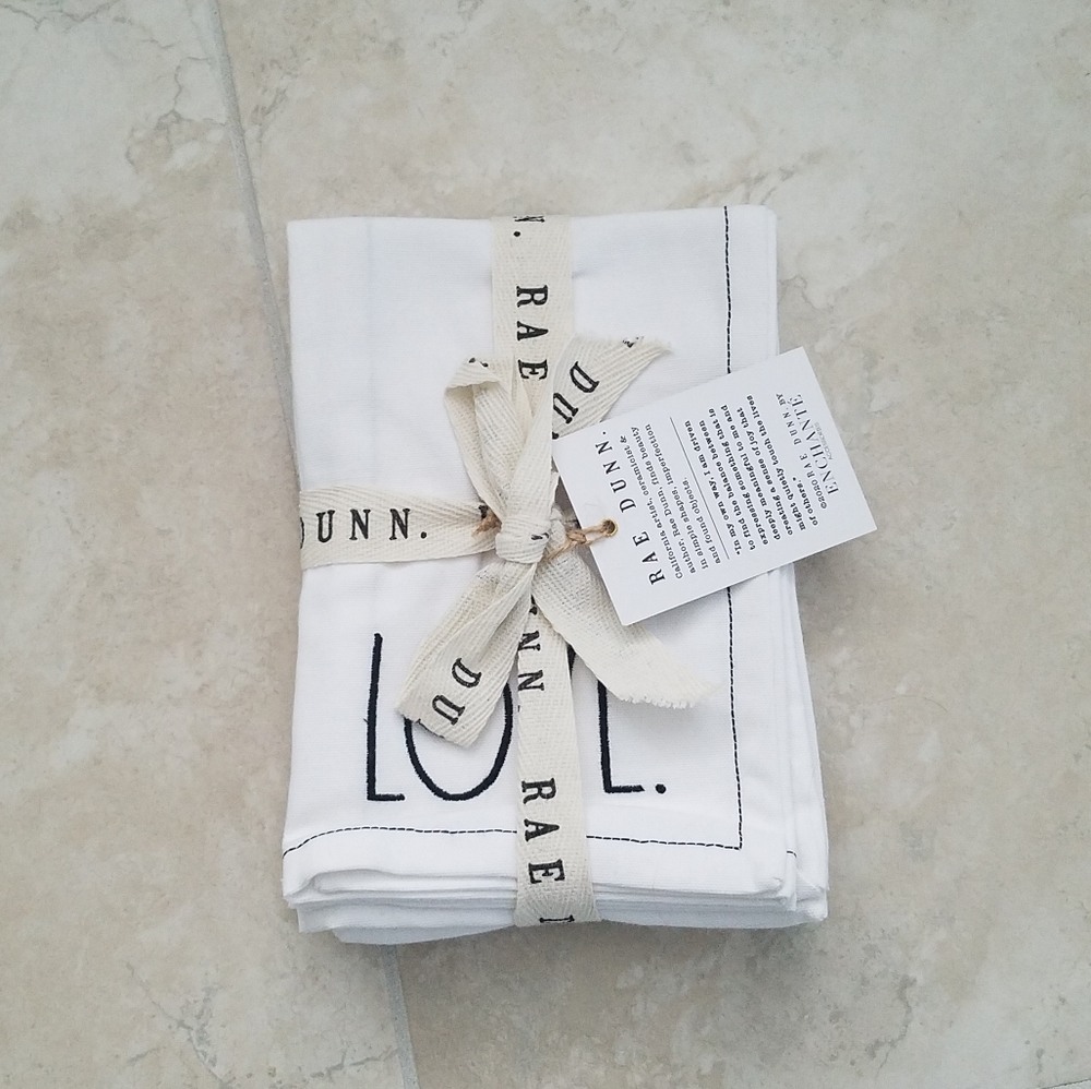 ❤️❤️Rae Dunn LOVE Napkin Set❤️❤️